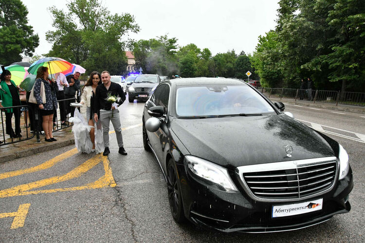 Абитуриентите от ПМГ: Проливният дъжд на бала е добър знак - ще ни върви по вода 