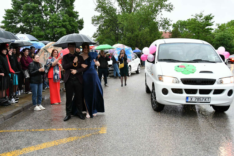 Абитуриентите от ПМГ: Проливният дъжд на бала е добър знак - ще ни върви по вода 