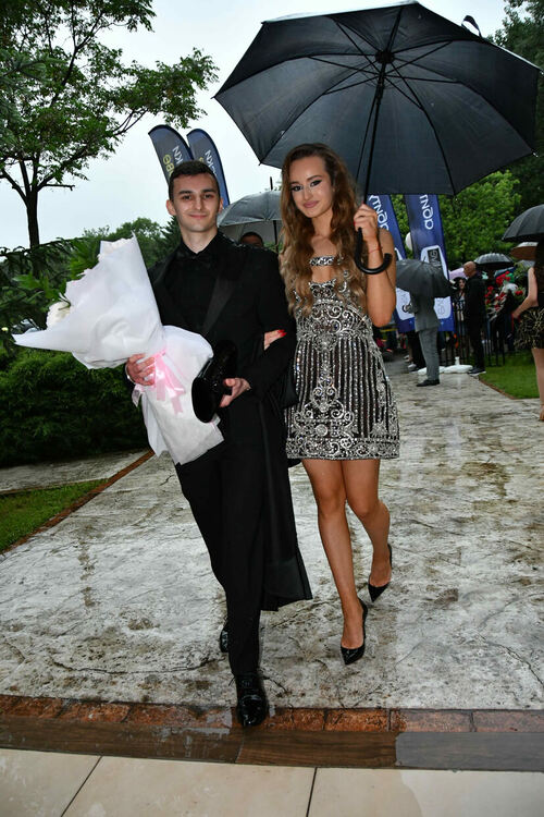 Абитуриентите от ПМГ: Проливният дъжд на бала е добър знак - ще ни върви по вода 