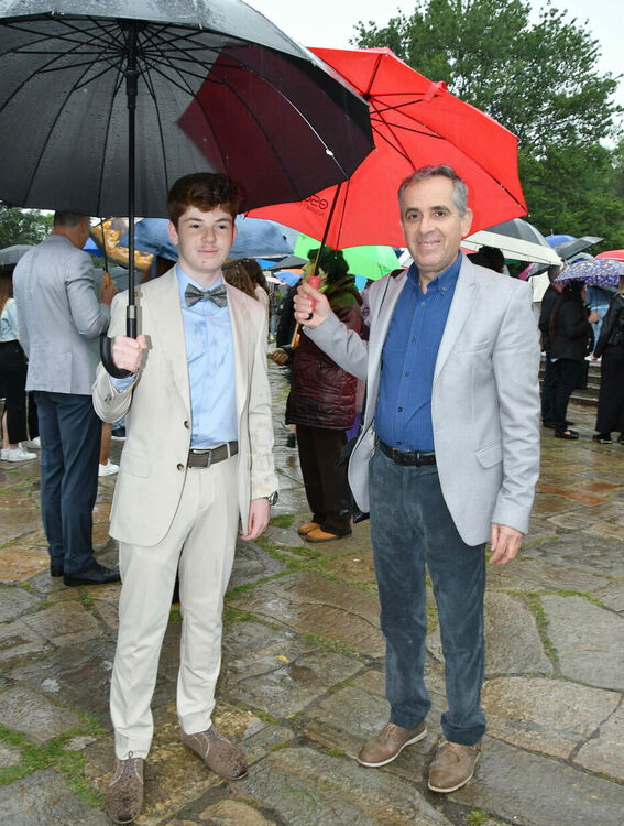 Абитуриентите от ПМГ: Проливният дъжд на бала е добър знак - ще ни върви по вода 