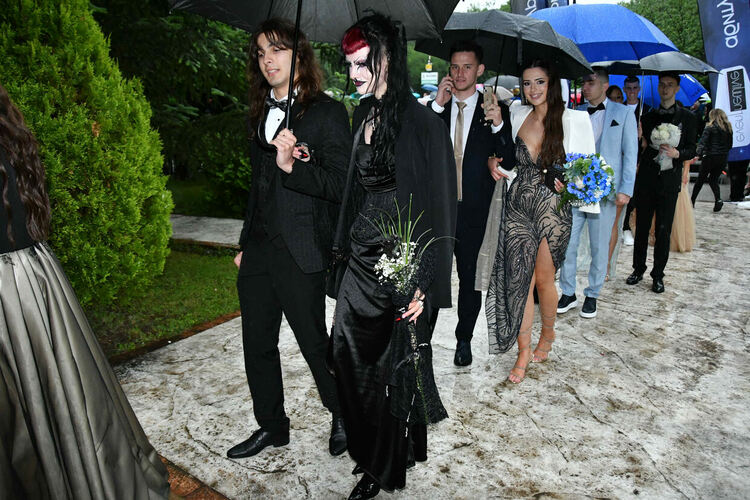 Абитуриентите от ПМГ: Проливният дъжд на бала е добър знак - ще ни върви по вода 