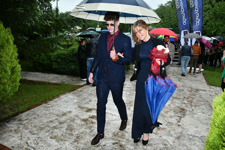 Абитуриентите от ПМГ: Проливният дъжд на бала е добър знак - ще ни върви по вода 