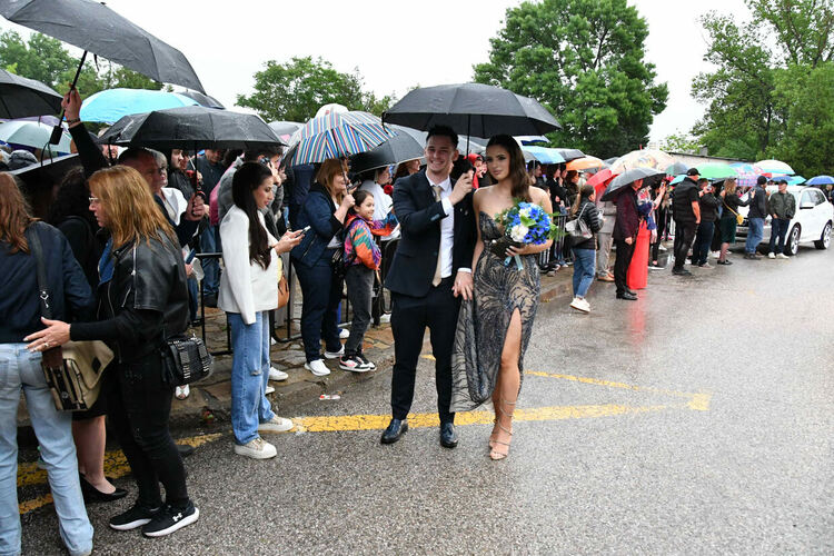 Абитуриентите от ПМГ: Проливният дъжд на бала е добър знак - ще ни върви по вода 