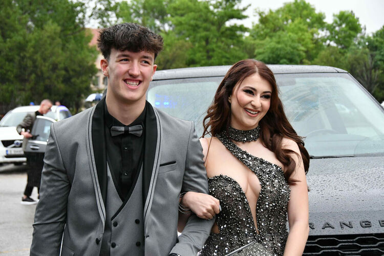 Абитуриентите от ПМГ: Проливният дъжд на бала е добър знак - ще ни върви по вода 