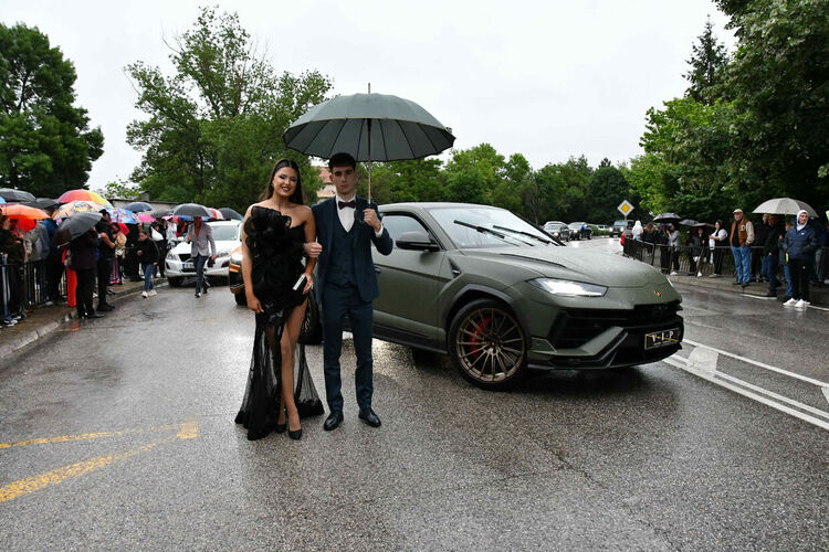 Абитуриентите от ПМГ: Проливният дъжд на бала е добър знак - ще ни върви по вода 