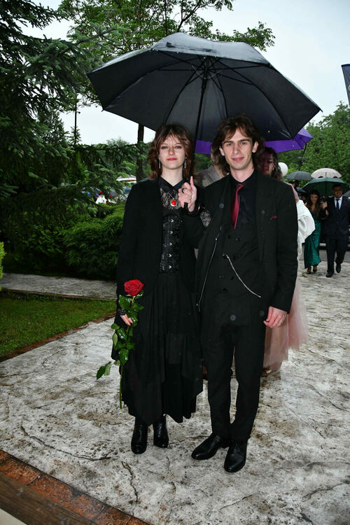 Абитуриентите от ПМГ: Проливният дъжд на бала е добър знак - ще ни върви по вода 