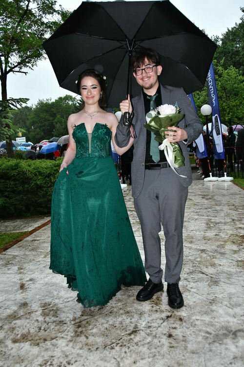 Абитуриентите от ПМГ: Проливният дъжд на бала е добър знак - ще ни върви по вода 