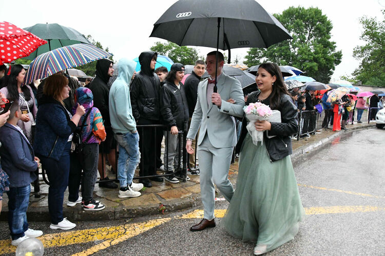 Абитуриентите от ПМГ: Проливният дъжд на бала е добър знак - ще ни върви по вода 