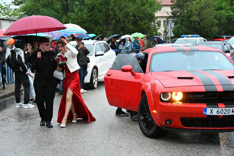 Абитуриентите от ПМГ: Проливният дъжд на бала е добър знак - ще ни върви по вода 