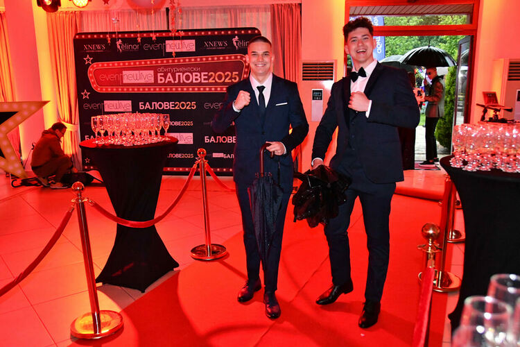 Абитуриентите от ПМГ: Проливният дъжд на бала е добър знак - ще ни върви по вода 