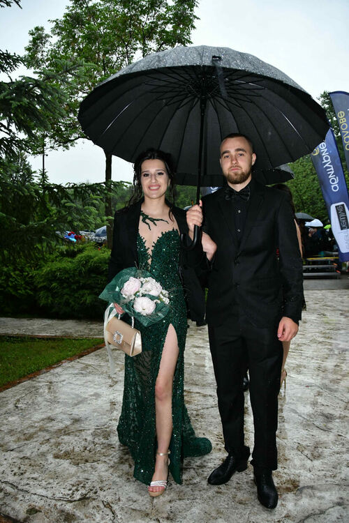 Абитуриентите от ПМГ: Проливният дъжд на бала е добър знак - ще ни върви по вода 