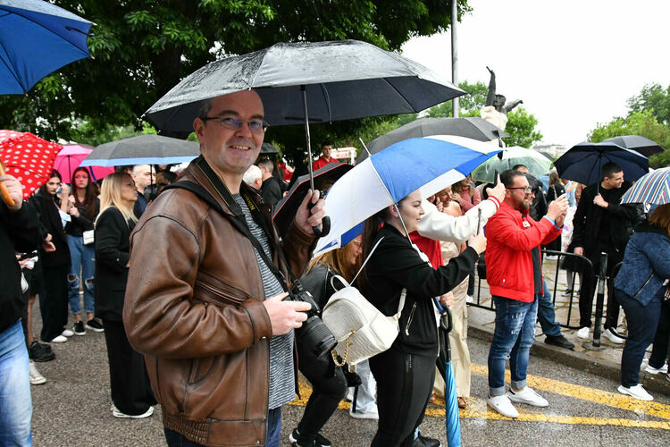 Абитуриентите от ПМГ: Проливният дъжд на бала е добър знак - ще ни върви по вода 