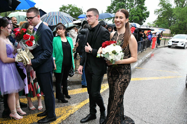 Абитуриентите от ПМГ: Проливният дъжд на бала е добър знак - ще ни върви по вода 