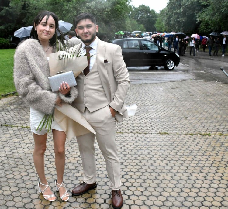 Зрелостниците от ПГМЕТ отброиха за последно до 12 под дъжда в парк „Кенана“