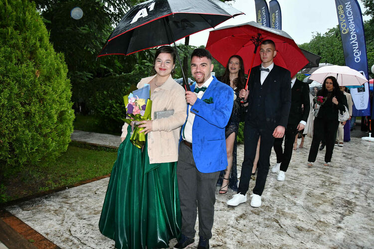 Абитуриентите от ПМГ: Проливният дъжд на бала е добър знак - ще ни върви по вода 