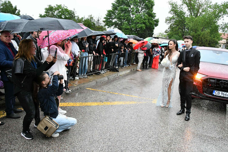 Абитуриентите от ПМГ: Проливният дъжд на бала е добър знак - ще ни върви по вода 