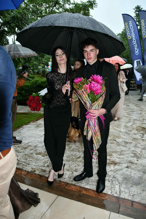 Абитуриентите от ПМГ: Проливният дъжд на бала е добър знак - ще ни върви по вода 