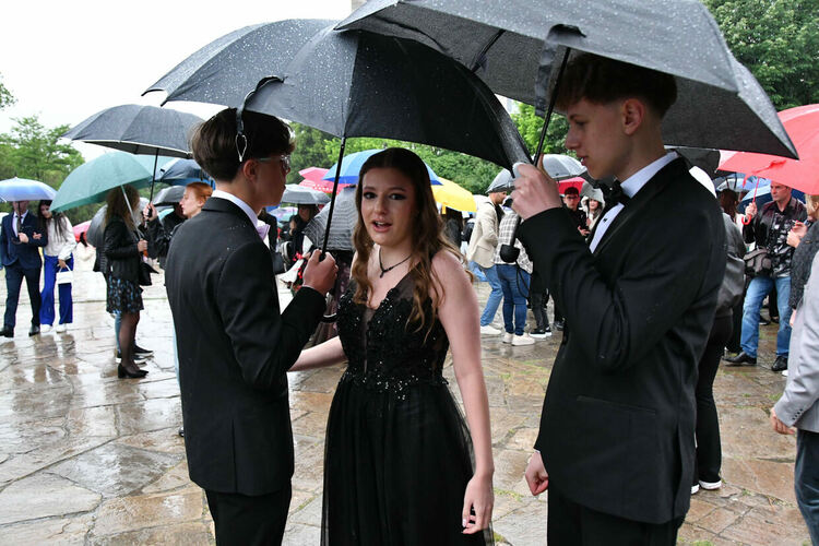 Абитуриентите от ПМГ: Проливният дъжд на бала е добър знак - ще ни върви по вода 