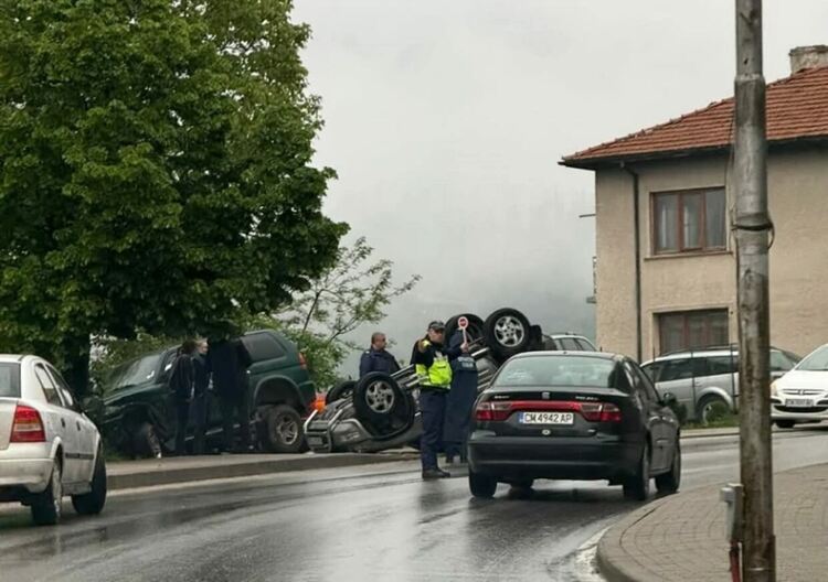 Автомобил се  обърна по таван в Смолян, жената зад волана не е пострадала
