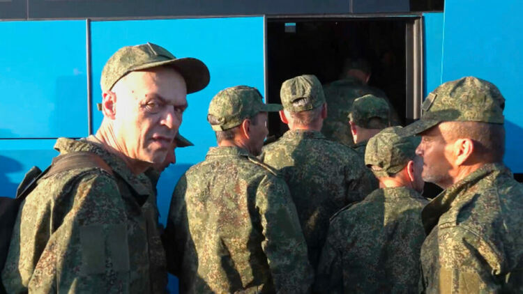 Руски военнопленници се завръщат на летище край Москва Снимка БНР-БТА