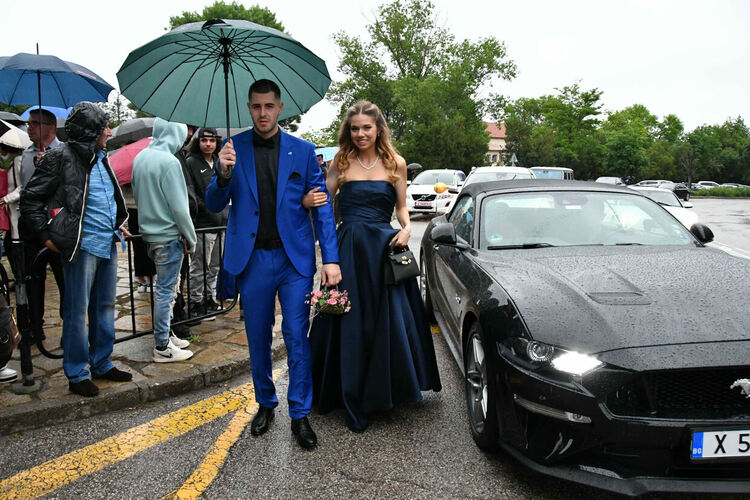 Абитуриентите от ПМГ: Проливният дъжд на бала е добър знак - ще ни върви по вода 