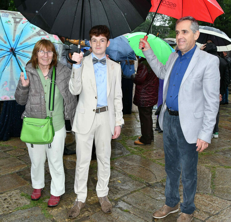 Абитуриентите от ПМГ: Проливният дъжд на бала е добър знак - ще ни върви по вода 