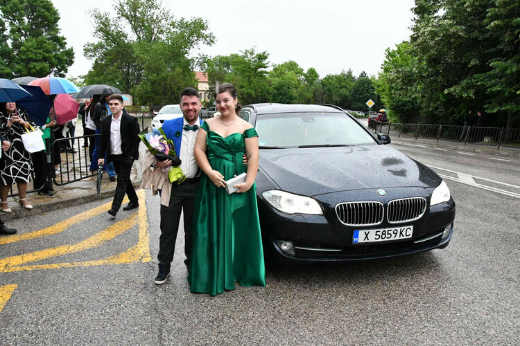 Абитуриентите от ПМГ: Проливният дъжд на бала е добър знак - ще ни върви по вода 