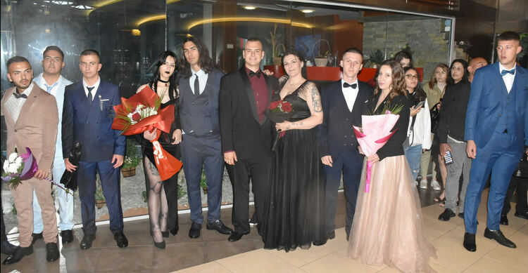 Зрелостниците от ПГМЕТ отброиха за последно до 12 под дъжда в парк „Кенана“