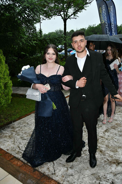 Абитуриентите от ПМГ: Проливният дъжд на бала е добър знак - ще ни върви по вода 