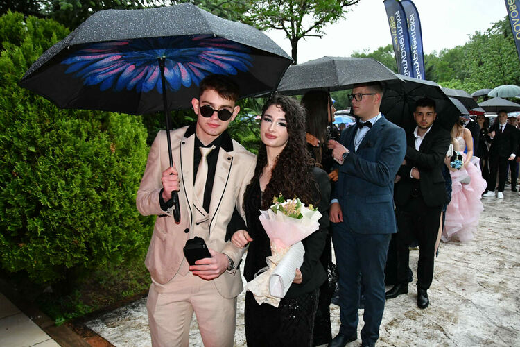 Абитуриентите от ПМГ: Проливният дъжд на бала е добър знак - ще ни върви по вода 