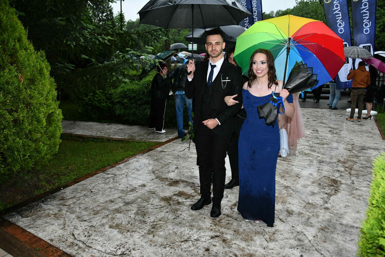 Абитуриентите от ПМГ: Проливният дъжд на бала е добър знак - ще ни върви по вода 