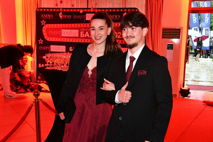 Абитуриентите от ПМГ: Проливният дъжд на бала е добър знак - ще ни върви по вода 