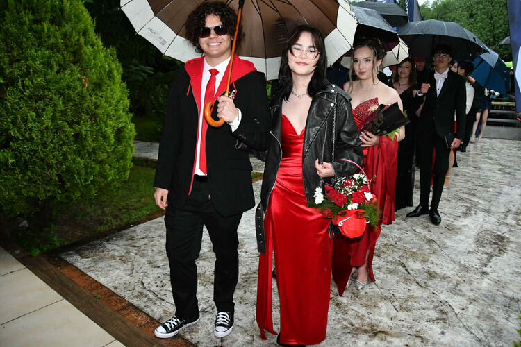 Абитуриентите от ПМГ: Проливният дъжд на бала е добър знак - ще ни върви по вода 