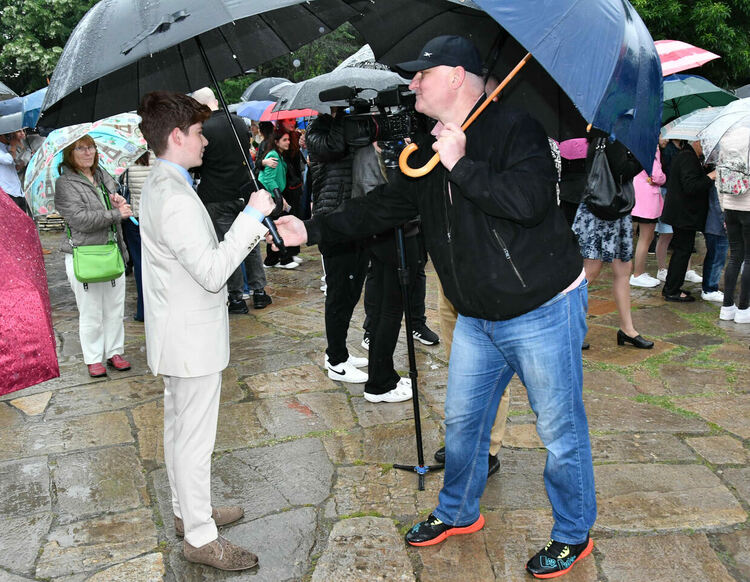 Абитуриентите от ПМГ: Проливният дъжд на бала е добър знак - ще ни върви по вода 