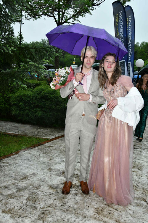 Абитуриентите от ПМГ: Проливният дъжд на бала е добър знак - ще ни върви по вода 