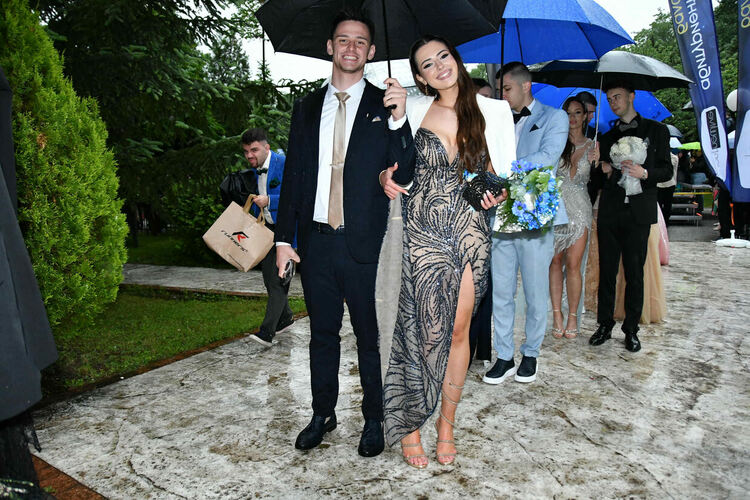 Абитуриентите от ПМГ: Проливният дъжд на бала е добър знак - ще ни върви по вода 