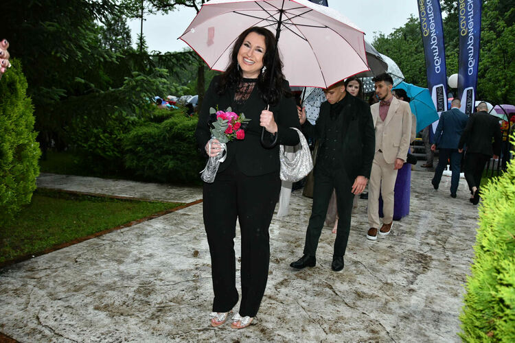 Абитуриентите от ПМГ: Проливният дъжд на бала е добър знак - ще ни върви по вода 