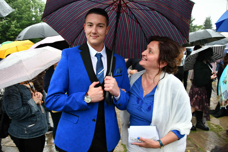 Абитуриентите от ПМГ: Проливният дъжд на бала е добър знак - ще ни върви по вода 