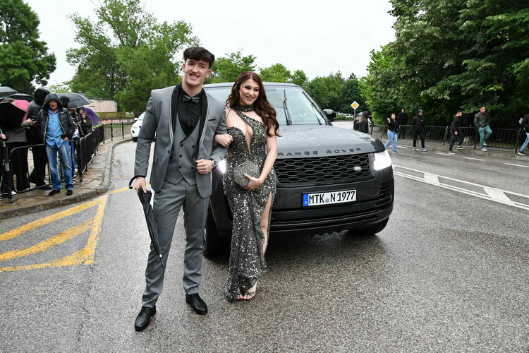 Абитуриентите от ПМГ: Проливният дъжд на бала е добър знак - ще ни върви по вода 