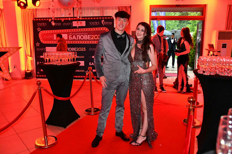 Абитуриентите от ПМГ: Проливният дъжд на бала е добър знак - ще ни върви по вода 