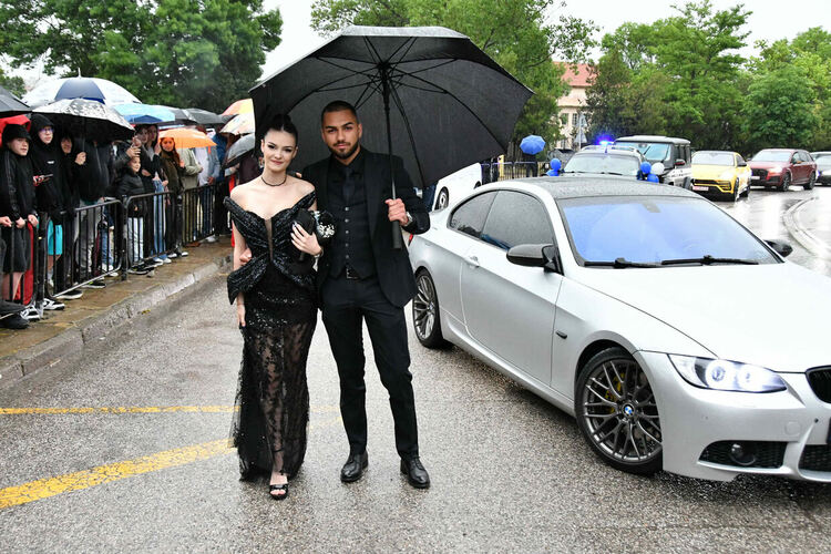 Абитуриентите от ПМГ: Проливният дъжд на бала е добър знак - ще ни върви по вода 