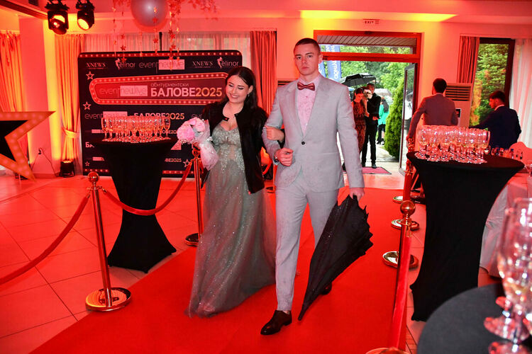 Абитуриентите от ПМГ: Проливният дъжд на бала е добър знак - ще ни върви по вода 