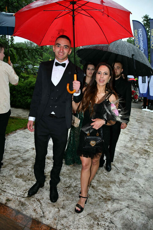 Абитуриентите от ПМГ: Проливният дъжд на бала е добър знак - ще ни върви по вода 