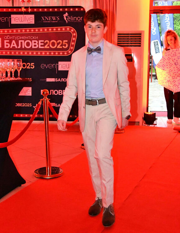 Абитуриентите от ПМГ: Проливният дъжд на бала е добър знак - ще ни върви по вода 