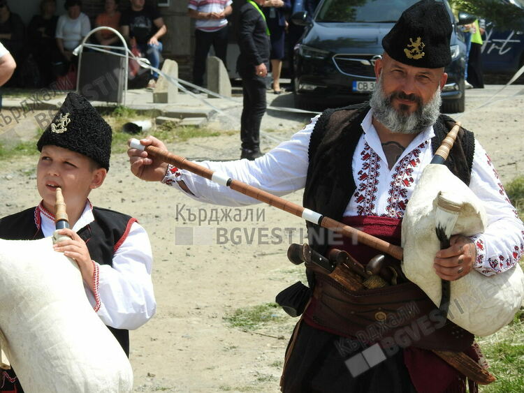 Двудневен фермфест в Момчилград,20 курбана и 100 чевермета събират хиляди от цялата страна/снимки/