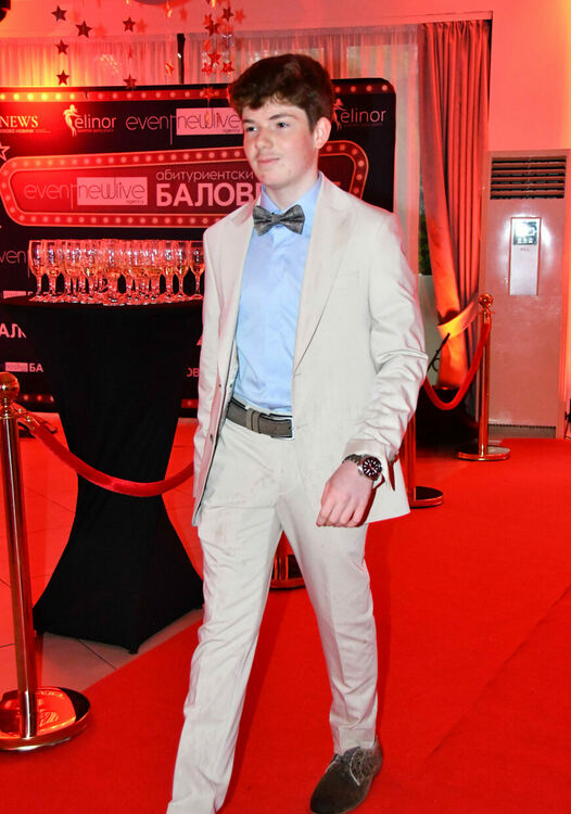 Абитуриентите от ПМГ: Проливният дъжд на бала е добър знак - ще ни върви по вода 