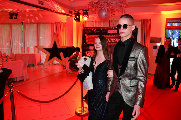 Абитуриентите от ПМГ: Проливният дъжд на бала е добър знак - ще ни върви по вода 