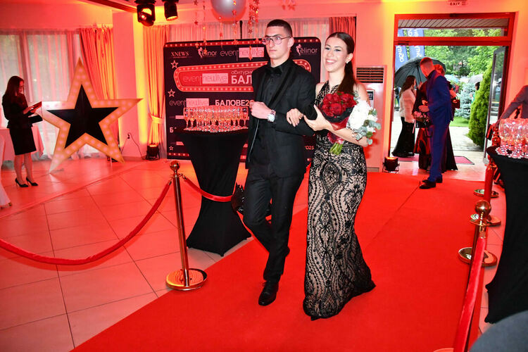 Абитуриентите от ПМГ: Проливният дъжд на бала е добър знак - ще ни върви по вода 