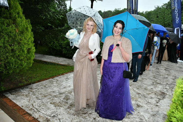 Абитуриентите от ПМГ: Проливният дъжд на бала е добър знак - ще ни върви по вода 