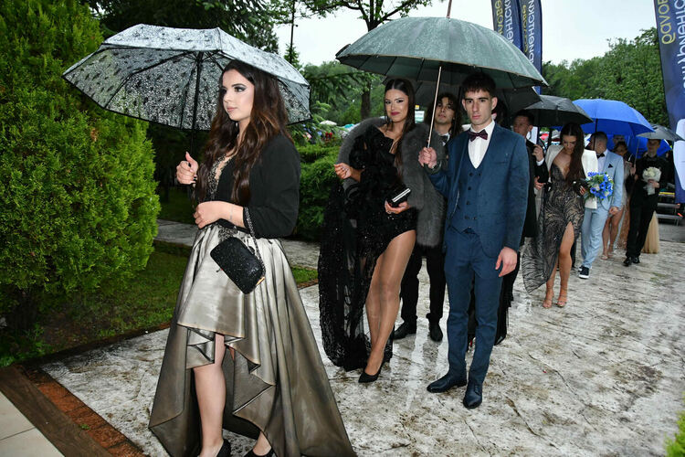 Абитуриентите от ПМГ: Проливният дъжд на бала е добър знак - ще ни върви по вода 